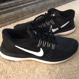 Nike Women’s Flex 2017 Free Runs